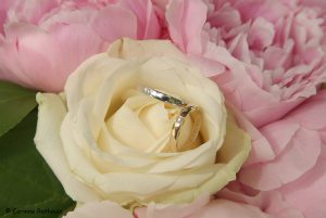 Alliances sur bouquet de roses jaune et rose pastel