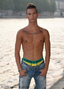 jeune homme sexy, photo lifestyle