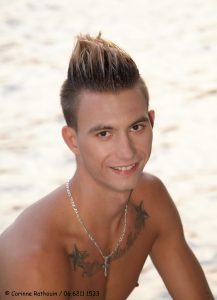 portrait d'un jeune homme sexy, photo lifestyle