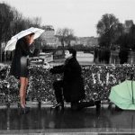 demande en mariage depuis le pont de la Tournelle; photo de couple en Noir et Blanc avec parapluie vert au sol
