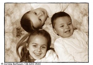 Petite fille et ses deux frères jumeaux, photo de studio tons sépias