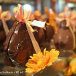 chocolats de Pâques avec noeud jaune