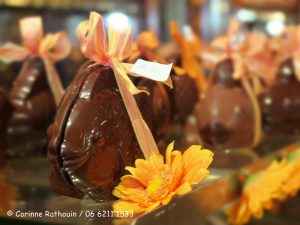 chocolats de Pâques avec noeud jaune