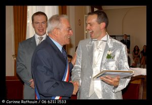 Cérémonie civile, le Maire sert la main du marié